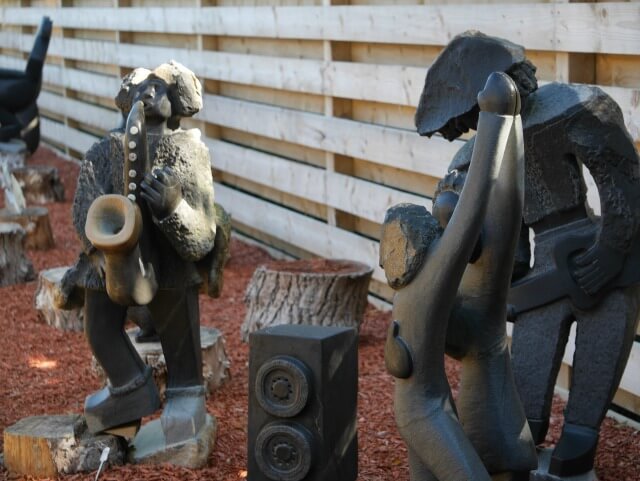 african-sculpture-at-tamba-park