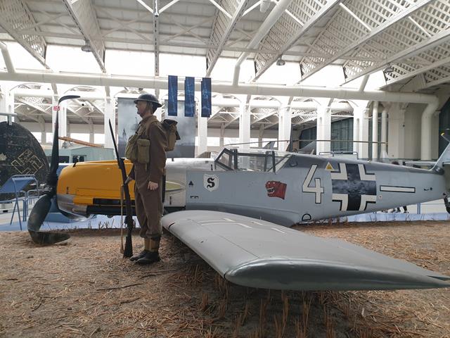 battle of britain solder and plane