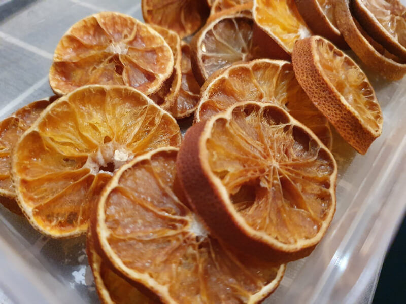 died orange slices for natural decorations