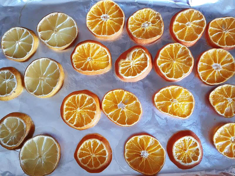 drying out sliced oranges and lemon slices