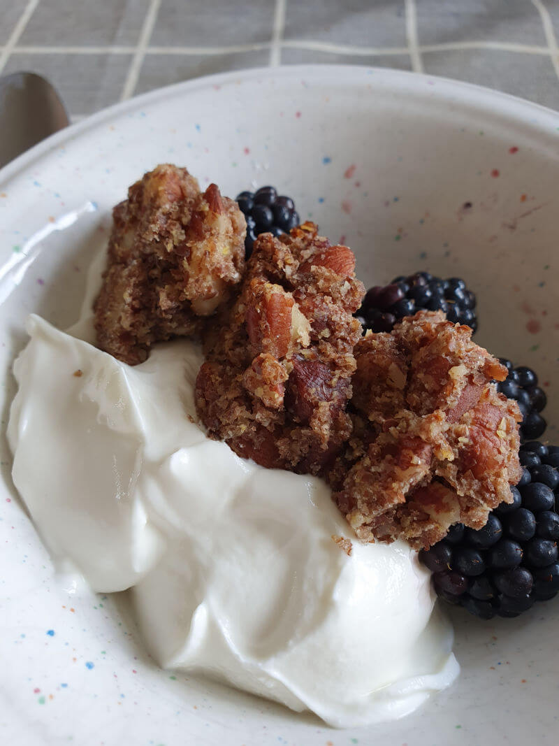 granola yoghurt and berries