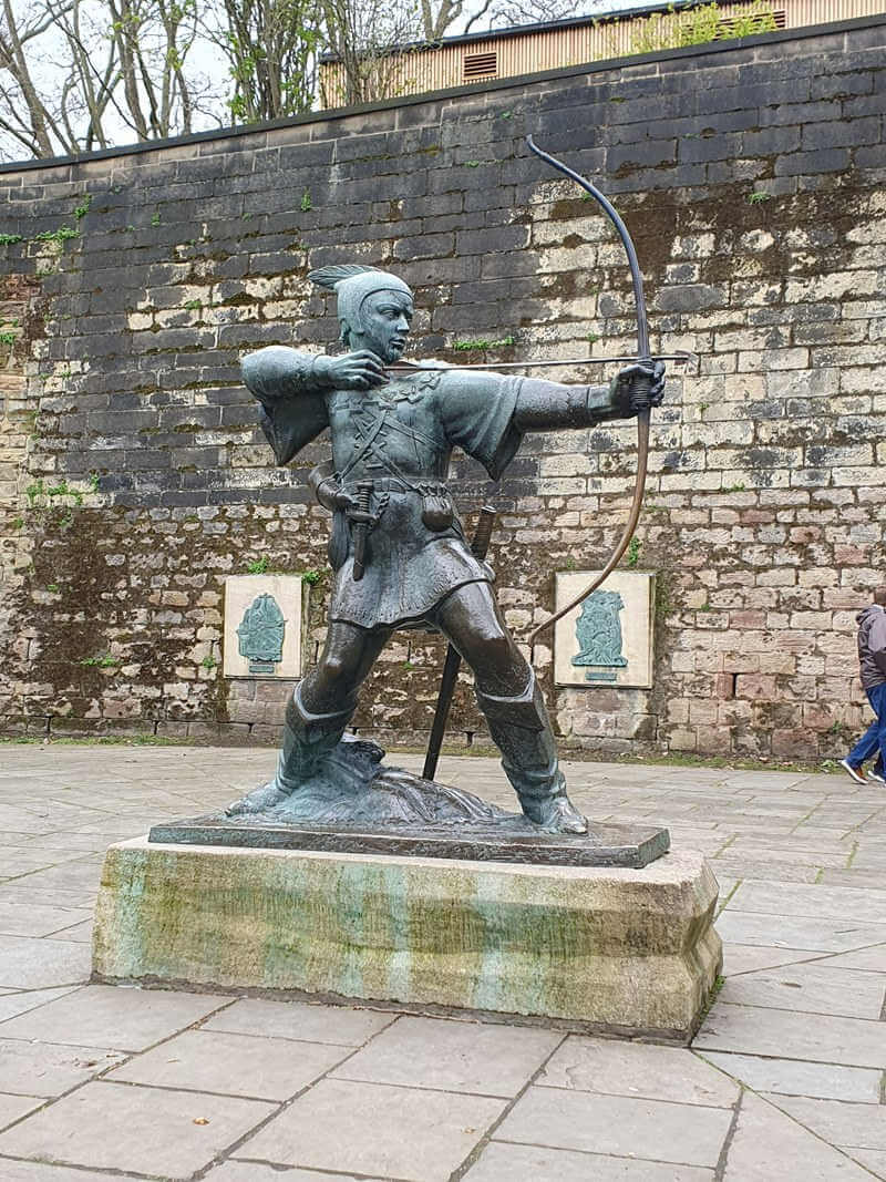 robin hood statue in nottingham