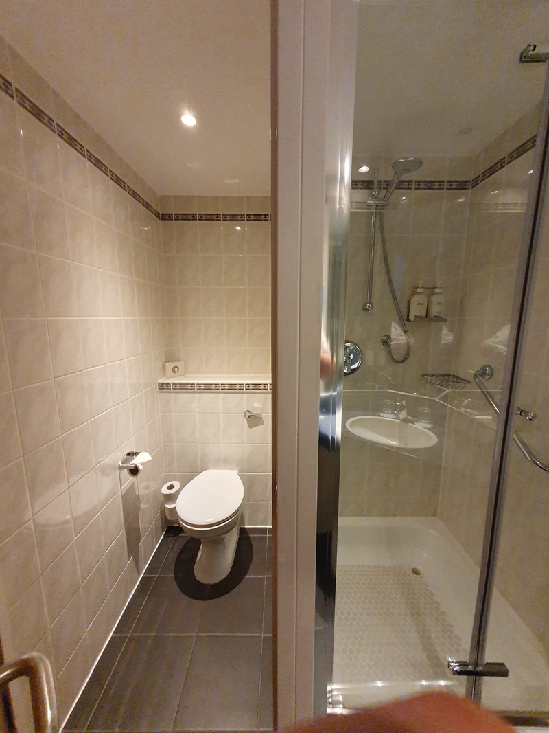 holiday inn express stirling bathroom with shower