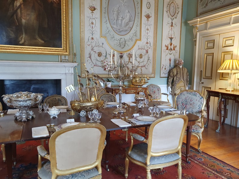 state dining room at inveraray castle