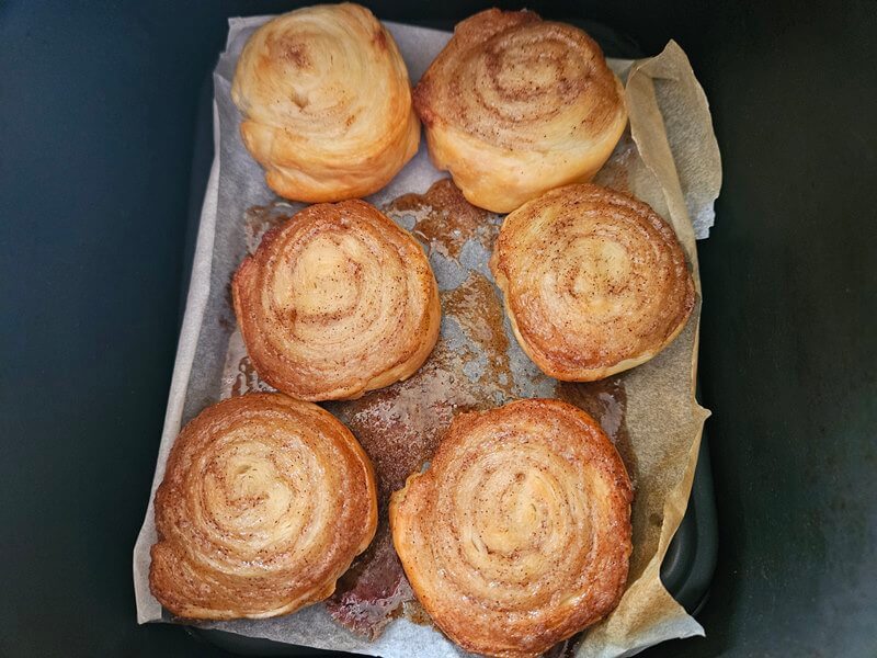 pastry cinnamon rolls in the airfryer