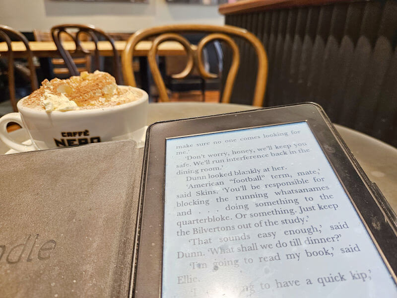 hot chocolate and kindle in caffe nero