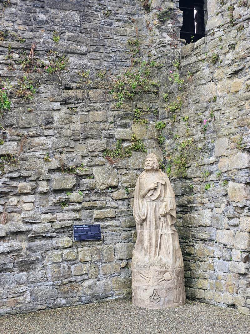 statue of the main stone mason at beaumaris