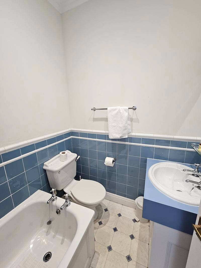 bathroom at queens hotel