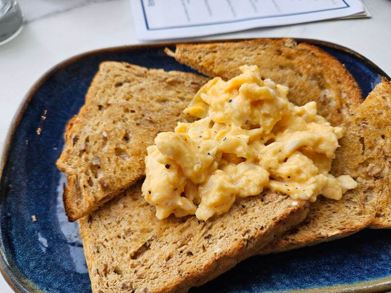 scrambled egg on toast